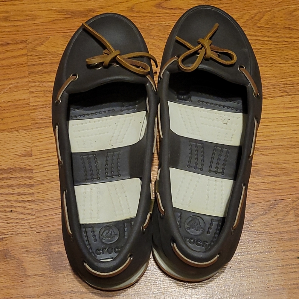 W6 Crocs